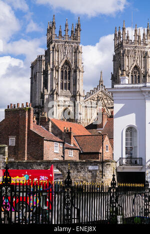 York Minster vu de la Place Saint-léonard, York, England, UK Banque D'Images