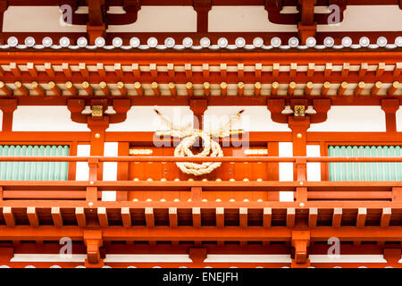 Gros plan sur l'extérieur du Kondo, le grand hall, avec le balcon et la corde shimenawa accrochée devant une porte fermée. Temple Yakushiji, Nara. Banque D'Images