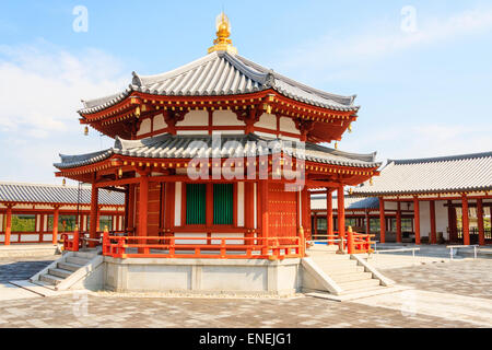 La salle octogonale du Genjo-sanzoin au temple Yakushiji à Nara, au Japon. Un Chinois a influencé la salle de deux étages en vermilion et blanc. Banque D'Images