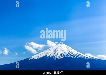 Snowcapped Mount Fuji - Beautiful snowy Mt. Fuji en face du ciel bleu Banque D'Images