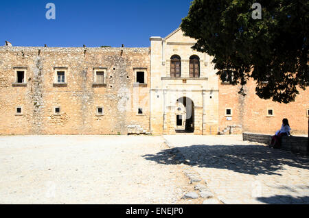 Porte de l'Ouest (Klaustra) du Monastère d'Arkadi. Construire en 1870 ANNONCE pour remplacer l'ancienne porte du de 1693, qui a été détruit au cours de l'attaque turque en 1866. - Crète, Grèce Banque D'Images