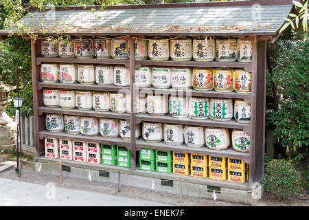 Le sanctuaire de Shinto Nagaoka tenmangu à Kyoto, Japon. Porte-bouteilles de saké et de bouteilles de bière et caisses ouvertes donnés par les entreprises au sanctuaire. Banque D'Images