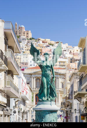 Statue en l'honneur de la victoire de la Résistance Nationale à Ermoúpoli ville, l'île de Syros, Cyclades, Grèce Banque D'Images