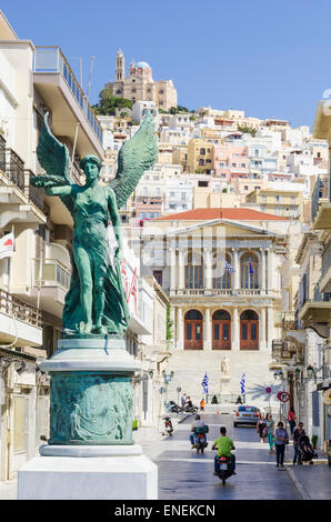 Statue en l'honneur de la victoire de la Résistance Nationale à Ermoúpoli ville, l'île de Syros, Cyclades, Grèce Banque D'Images