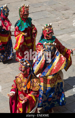 Danseurs masqués danser à Drubchen (retraite religieuse) à Trongsa Dzong Trongsa, Bhoutan, Asie centrale, Banque D'Images