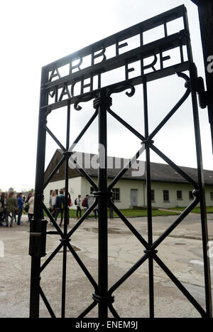 Dachau, Allemagne. Le 05 mai, 2015. Les mots 'Arbeit macht frei'. Apporte la liberté de travail) sont observés sur une porte à l'entrée de l'ancien camp de concentration de Dachau, Allemagne à Dachau, 05 mai 2015. Groupe de motards russe 'nuit' sont des loups sur une auto-déclaré la victoire tour de Moscou à Berlin pour marquer le 70e anniversaire de la fin de la Seconde Guerre mondiale. Selon un porte-parole du club, le club prévoit de visiter le mémorial de Dachau après une étape à Munich. La nuit des loups" a été critiqué par le gouvernement allemand. Photo : Andreas Gebert/dpa/Alamy Live News Banque D'Images