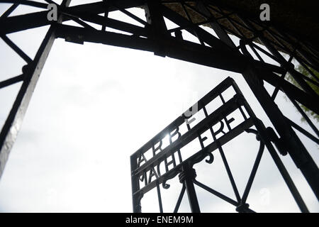 Dachau, Allemagne. Le 05 mai, 2015. Les mots 'Arbeit macht frei'. Apporte la liberté de travail) sont observés sur une porte à l'entrée de l'ancien camp de concentration de Dachau, Allemagne à Dachau, 05 mai 2015. Groupe de motards russe 'nuit' sont des loups sur une auto-déclaré la victoire tour de Moscou à Berlin pour marquer le 70e anniversaire de la fin de la Seconde Guerre mondiale. Selon un porte-parole du club, le club prévoit de visiter le mémorial de Dachau après une étape à Munich. La nuit des loups" a été critiqué par le gouvernement allemand. Photo : Andreas Gebert/dpa/Alamy Live News Banque D'Images