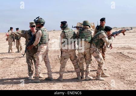 Les soldats de l'armée iraquienne pendant la formation pratique des techniques de combat à Besmaya complexe gamme 18 Avril, 2015 dans Besmaya, de l'Iraq. L'armée des Etats-Unis est d'aider à développer le programme de formation pour les bataillons de l'armée irakienne dans un effort pour repousser l'État islamique. Banque D'Images