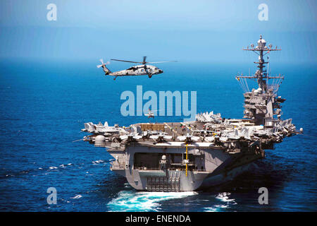 Les avions de la marine américaine de classe Nimitz supercarrier à propulsion nucléaire USS John C. Stennis lors d'opérations le 1 mai 2015 dans l'océan Pacifique. Banque D'Images