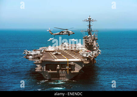 Les avions de la marine américaine de classe Nimitz supercarrier à propulsion nucléaire USS John C. Stennis lors d'opérations le 1 mai 2015 dans l'océan Pacifique. Banque D'Images