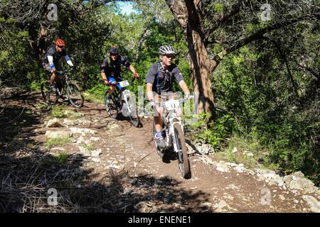 L'ancien président américain George W. Bush (à droite) dirige le service militaire les membres sur la W100K en vélo de montagne à travers son ranch 1er mai 2015 à Crawford, au Texas. Bush s'est joint à l'guerriers blessés dans un événement de trois jours qui couvre 100 kilomètres sur et autour du ranch. Banque D'Images