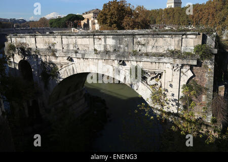 L'Italie. Rome. Pons Aemilius ou pont cassé. Pont de pierre romain. Banque D'Images