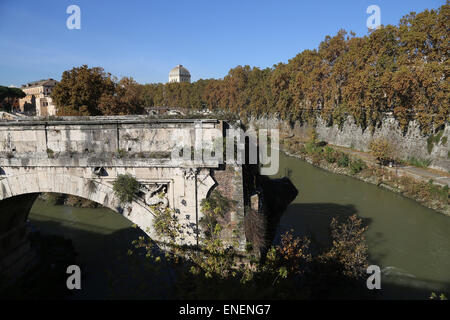 L'Italie. Rome. Pons Aemilius ou pont cassé. Pont de pierre romain. Banque D'Images