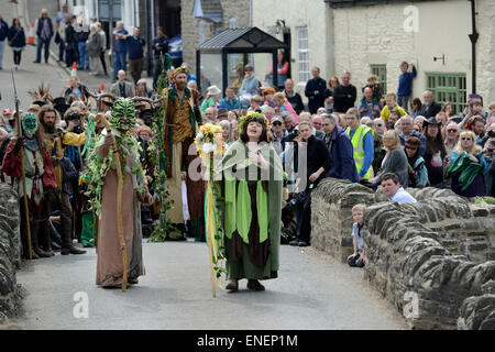 L'homme vert n'bataille avec avec la reine de glace sur l'ancien pont en pierre sur la commune de Bourg-d'Oisans dans le Shropshire aujourd'hui. Le jour annuel du mois de mai a eu lieu dans les célébrations païennes comme le soleil homme vert défait le frosty Ice Queen et banni l'hiver avant d'accompagner sa reine mai au festival. Crédit : David Bagnall/Alamy Live News Banque D'Images
