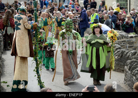 L'homme vert a fait la bataille avec la Reine de glace sur l'ancien pont en pierre dans la ville de Clunn dans le Shropshire aujourd'hui. Les célébrations païennes annuelles du jour de mai ont eu lieu au soleil, alors que l'homme vert a vaincu la Reine glacée et a banni l'hiver avant d'escorter sa Reine de mai au festival. Crédit : David Bagnall. Festival Clun Green man Shropshire, Royaume-Uni. Banque D'Images