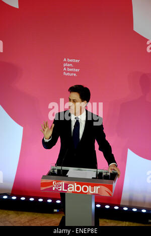 Hove Sussex UK 4 mai 2015 - Ed Miliband, leader du Parti du Travail s'exprimant lors de leur élection générale tenue en rallye Brighton et Hove College ce matin Crédit : Simon Dack/Alamy Live News Banque D'Images