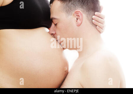 Belle futurs parents : his pregnant Asian femme et un heureux mari agissant ensemble kiss Banque D'Images