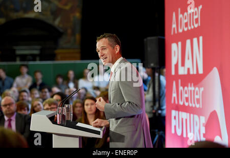 Hove Sussex UK 4 mai 2015 - Peter Kyle candidat à Hove s'exprimant lors de la partie du travail manifestation tenue à Brighton et Hove College ce matin sur l'élection générale Banque D'Images