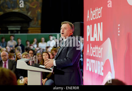 Hove Sussex UK 4 mai 2015 - Ed Balls s'exprimant lors de la partie du travail manifestation tenue à Brighton et Hove College ce matin au cours de la campagne électorale générale photographie prise par Simon Dack Banque D'Images