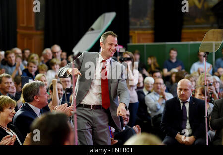 Hove Sussex UK 4 mai 2015 - Peter Kyle prend le parti de la main-d'applaudissements à la manifestation tenue à Brighton et Hove College ce matin sur l'élection générale Banque D'Images