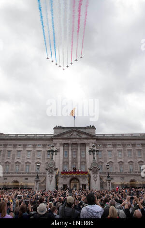 La foule regarder comme des flèches rouges survoler le palais de Buckingham pour la parade du défilé de couleurs pour Sa Majesté l'anniversaire de la Reine à l'extérieur de Buckingham Palace à Londres. Banque D'Images