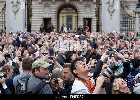 La foule regarder comme des flèches rouges survoler le palais de Buckingham pour la parade du défilé de couleurs pour Sa Majesté l'anniversaire de la Reine à l'extérieur de Buckingham Palace à Londres. Banque D'Images