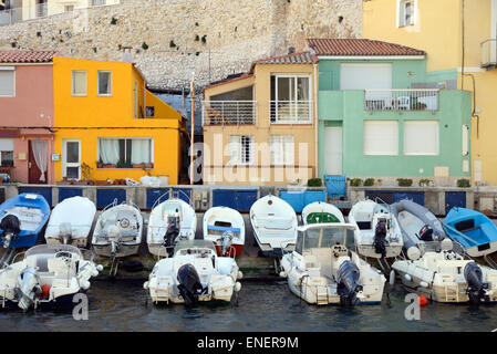 Maisons colorées et des bateaux à moteur dans le petit port de Vallon des Auffes Marseille ou Marseille Provence France Banque D'Images