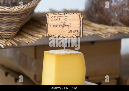 Du fromage de comté au marché du dimanche de Montcuq avec des produits alimentaires en France Banque D'Images