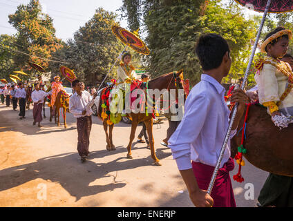 Les enfants de l'équitation pour débutants Les Novitation Parade, Bagan, Myanmar Banque D'Images