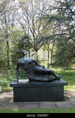 Sculpture de Henry Moore à l'extérieur de Sainsbury Centre for Visual Arts sur le campus de l'Université d'East Anglia, Norwich, Angleterre, RU Banque D'Images