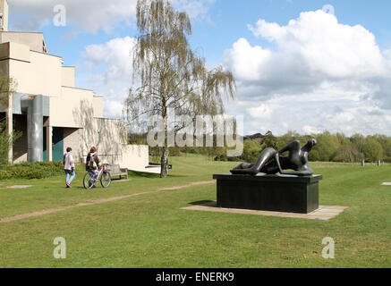 Sculpture de Henry Moore à l'extérieur de Sainsbury Centre for Visual Arts sur le campus de l'Université d'East Anglia, Norwich, Angleterre, RU Banque D'Images