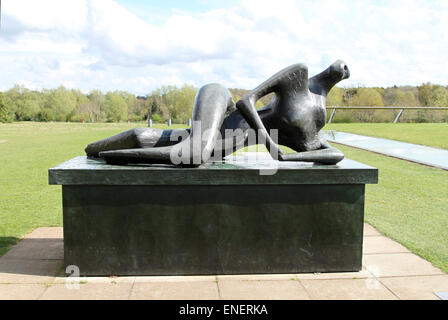 Sculpture de Henry Moore à l'extérieur de Sainsbury Centre for Visual Arts sur le campus de l'Université d'East Anglia, Norwich, Angleterre, RU Banque D'Images