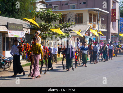 Les enfants de l'équitation pour débutants Les Novitation Parade, Bagan, Myanmar Banque D'Images