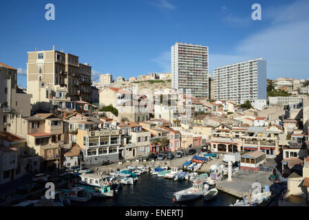 Vieilles Maisons et appartements modernes ou d'immeubles à appartements et port de pêche Vallon des Auffes Marseille France Banque D'Images