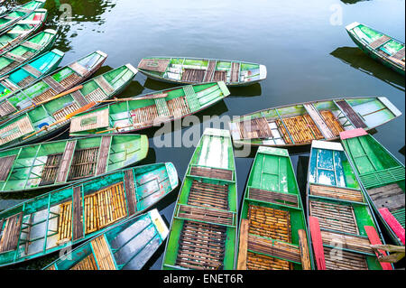 Bateaux vietnamiens sur la rivière tôt le matin. Tam Coc, Ninh Binh,. Paysage Voyage au Vietnam et destinations Banque D'Images