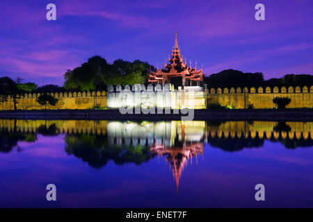 Vue nocturne de la ville de Mandalay avec célèbre Fort ou Palais Royal. Myanmar (Birmanie) Paysages et destinations de voyage Banque D'Images