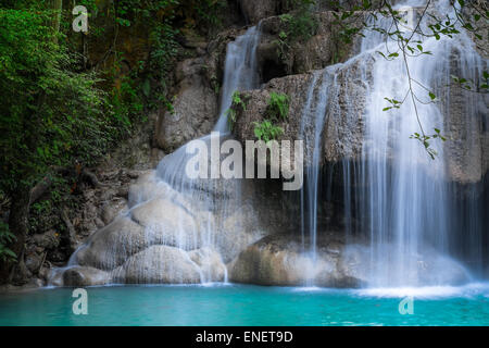 Jangle paysage avec de l'eau turquoise qui coule en cascade Erawan chute d'eau à des forêts tropicales. Parc national de Kanchanabu Banque D'Images