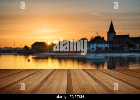 Coucher du soleil d'été magnifique paysage sur le port à marée basse avec bateaux avec des planches de marbre Banque D'Images