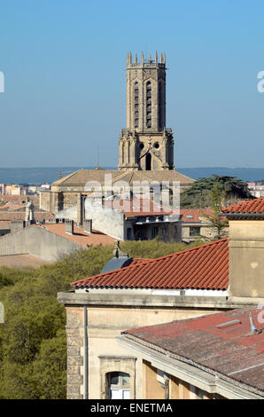 Vue sur les toits et Beffroi de la cathédrale Saint-Sauveur d'Aix-en-Provence ou Aix en Provence France Banque D'Images