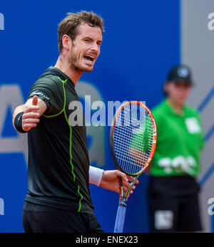 Munich, Allemagne. 4 mai, 2015. Tennis pro Andy Murray réagit pendant le match de tennis contre Igor Andreev au tournoi de tennis de l'ATP à Munich, Allemagne, le 4 mai 2015. Le match a dû être suspendu au début, le dimanche 3 mai, en raison de fortes pluies. Le match s'est poursuivi le lundi 4 mai 2015. © AFP PHOTO alliance/Alamy Live News Banque D'Images