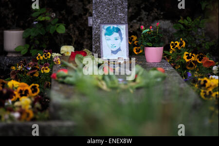 (150504) -- Genève, 4 mai 2015 (Xinhua) -- Les fleurs sont placées sur la tombe de l'actrice Audrey Hepburn à Tolochenaz village de Suisse, le 4 mai 2015. Audrey Hepburn, né à Bruxelles, Belgique, le 4 mai 1929, a été reconnu comme un film et icône de la mode au cours de l'âge d'or de Hollywood, et aussi considéré par l'American Film Institute comme l'un des plus grandes légendes de l'écran de sexe féminin dans l'histoire du cinéma américain. (Xinhua/Xu Jinquan) Banque D'Images
