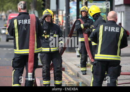 Londres, Royaume-Uni. 4 mai, 2015. Quatre personnes s'échapper comme le feu dans le sous-sol éclate. Les pompiers à travers l'Est de Londres ont été appelés à l'incendie à environ 08 h 30 ce matin. Barking Road a été fermé par la police pendant un moment tandis que les pompiers abordé le brasier. Les appartements de la propriété ci-dessus a subi des dommages à l'étage et le sous-sol aurait subi des dommages 255. Credit : Hot Shots/Alamy Live News Banque D'Images