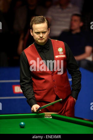 Sheffield, Royaume-Uni. 4 mai, 2015. Shaun Murphy d'Angleterre fait concurrence au cours de la troisième session de la finale avec Stuart Bingham au 2015 World Snooker Championship at the Crucible Theatre de Sheffield, Angleterre, le 4 mai 2015. Credit : Han Yan/Xinhua/Alamy Live News Banque D'Images