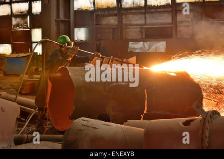 Soudeur travaille sur un pipeline en construction site Banque D'Images