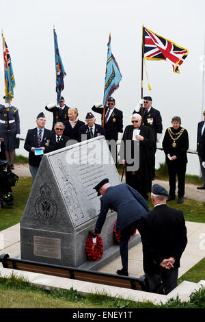 Beachy Head, Eastbourne, Sussex, UK. 4 mai, 2015. La 3ème Conférence annuelle le Bomber Command 'Mission accomplie' memorial service étant tenu le Beachy Head aujourd'hui le service commémore l'équipage 55 573 bombardiers en spéciales canadiennes qui ont perdu la vie dans la seconde guerre mondiale Photo : Simon Dack/Alamy Live News Banque D'Images