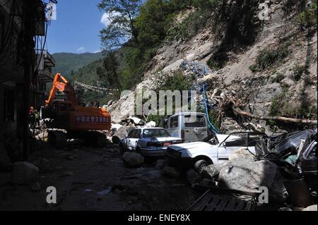 Zhangmu. 4 mai, 2015. Pelle un travaille au côté népalais de l'Sino-Nepal Pont de l'amitié, le 4 mai 2015. Une équipe de sauvetage de la circulation de la police sud-ouest de gauche dans la région autonome du Tibet et le Népal est entré pour la première fois le dimanche pour faciliter l'aide aux victimes du séisme. © Wen Tao/Xinhua/Alamy Live News Banque D'Images