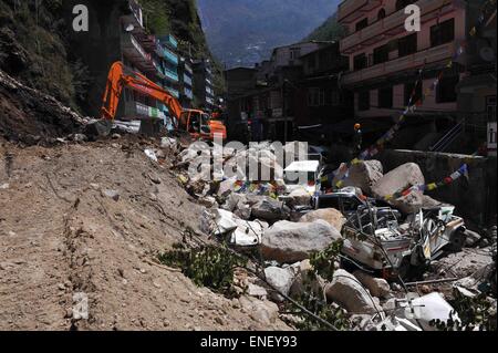 Zhangmu. 4 mai, 2015. Pelle un travaille au côté népalais de l'Sino-Nepal Pont de l'amitié, le 4 mai 2015. Une équipe de sauvetage de la circulation de la police sud-ouest de gauche dans la région autonome du Tibet et le Népal est entré pour la première fois le dimanche pour faciliter l'aide aux victimes du séisme. © Wen Tao/Xinhua/Alamy Live News Banque D'Images