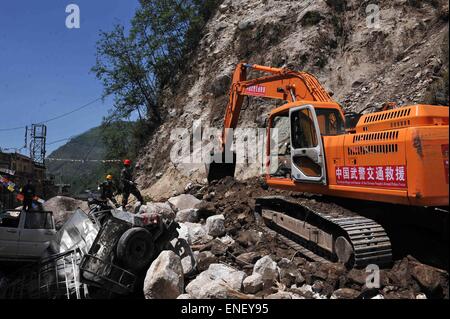 Zhangmu. 4 mai, 2015. Pelle un travaille au côté népalais de l'Sino-Nepal Pont de l'amitié, le 4 mai 2015. Une équipe de sauvetage de la circulation de la police sud-ouest de gauche dans la région autonome du Tibet et le Népal est entré pour la première fois le dimanche pour faciliter l'aide aux victimes du séisme. © Wen Tao/Xinhua/Alamy Live News Banque D'Images