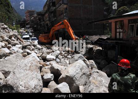 Zhangmu. 4 mai, 2015. Pelle un travaille au côté népalais de l'Sino-Nepal Pont de l'amitié, le 4 mai 2015. Une équipe de sauvetage de la circulation de la police sud-ouest de gauche dans la région autonome du Tibet et le Népal est entré pour la première fois le dimanche pour faciliter l'aide aux victimes du séisme. © Wen Tao/Xinhua/Alamy Live News Banque D'Images