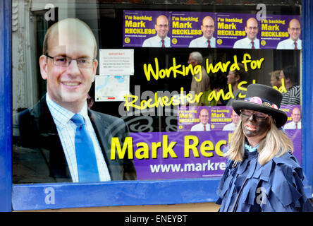 Rochester, Kent, UK. 4 mai, 2015. Dernier jour de la 2015 Rochester Sweeps vedette Morris danser dans les rues et de la musique live tous les week-end férié ; Femme avec la face noire note de passage Bureau de campagne de l'UKIP' téméraire dans la High Street Crédit : PjrNews/Alamy Live News Banque D'Images